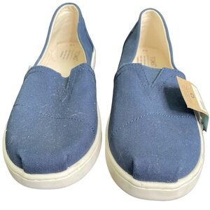Tom’s Belmont Navy Canvas Sneaker, size Y4 NWT